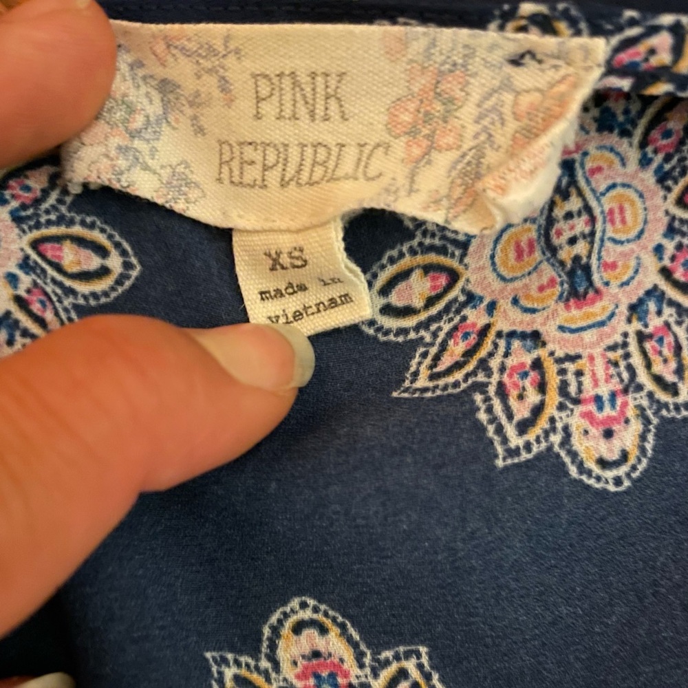 Pink republic XS shirt - Picture 3 of 3